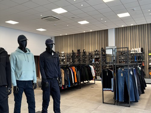 Intérieur du magasin Depairon, présentation mannequins